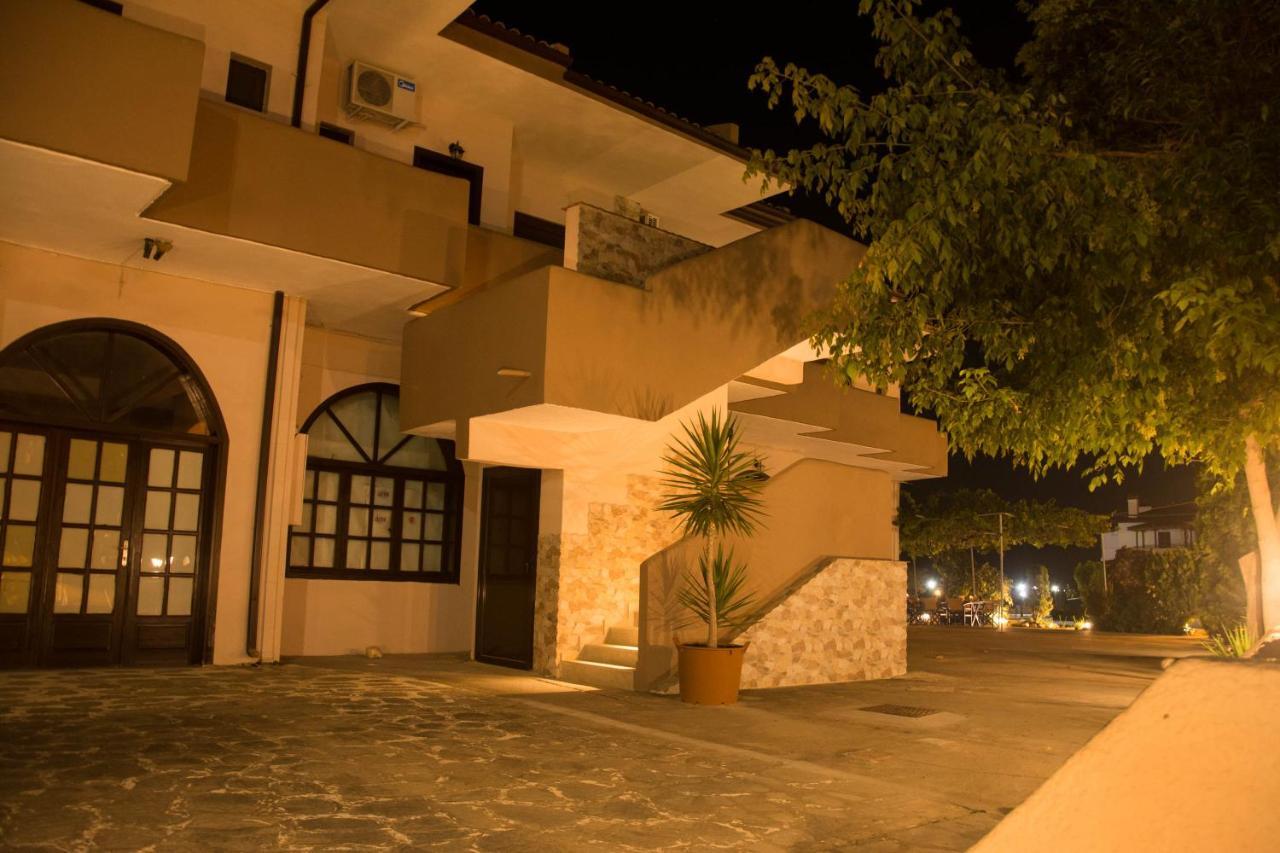 Palm Tree Apartments Psakoudia Exterior photo